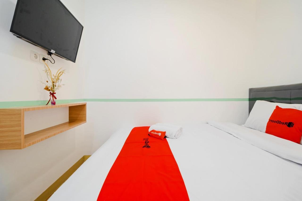 Hotel Reddoorz @ Taman Royal Tangerang Esterno foto