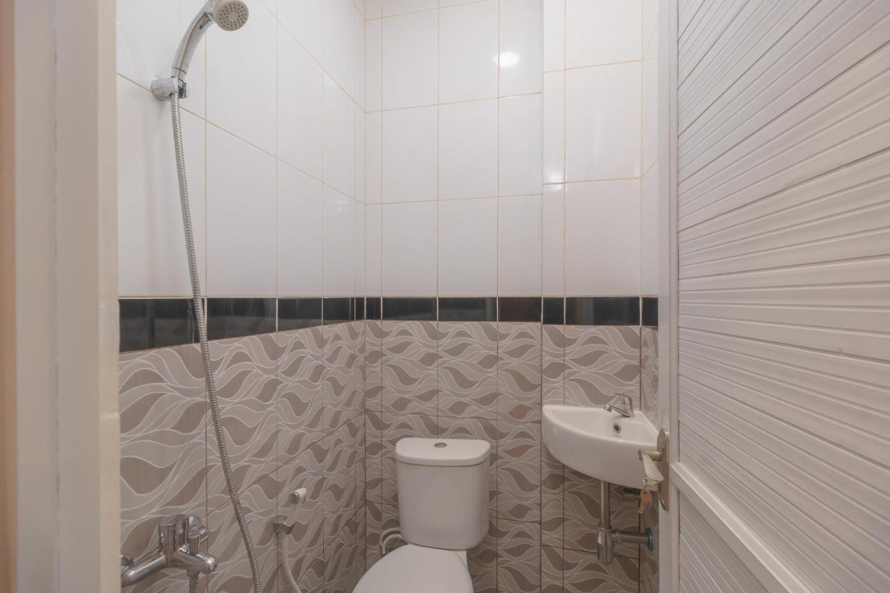 Hotel Reddoorz @ Taman Royal Tangerang Esterno foto