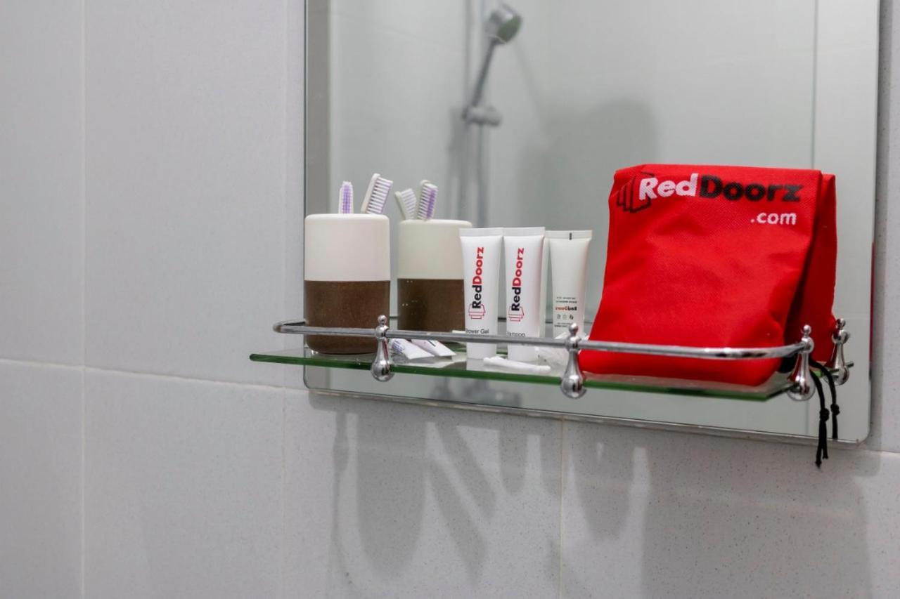 Hotel Reddoorz @ Taman Royal Tangerang Esterno foto