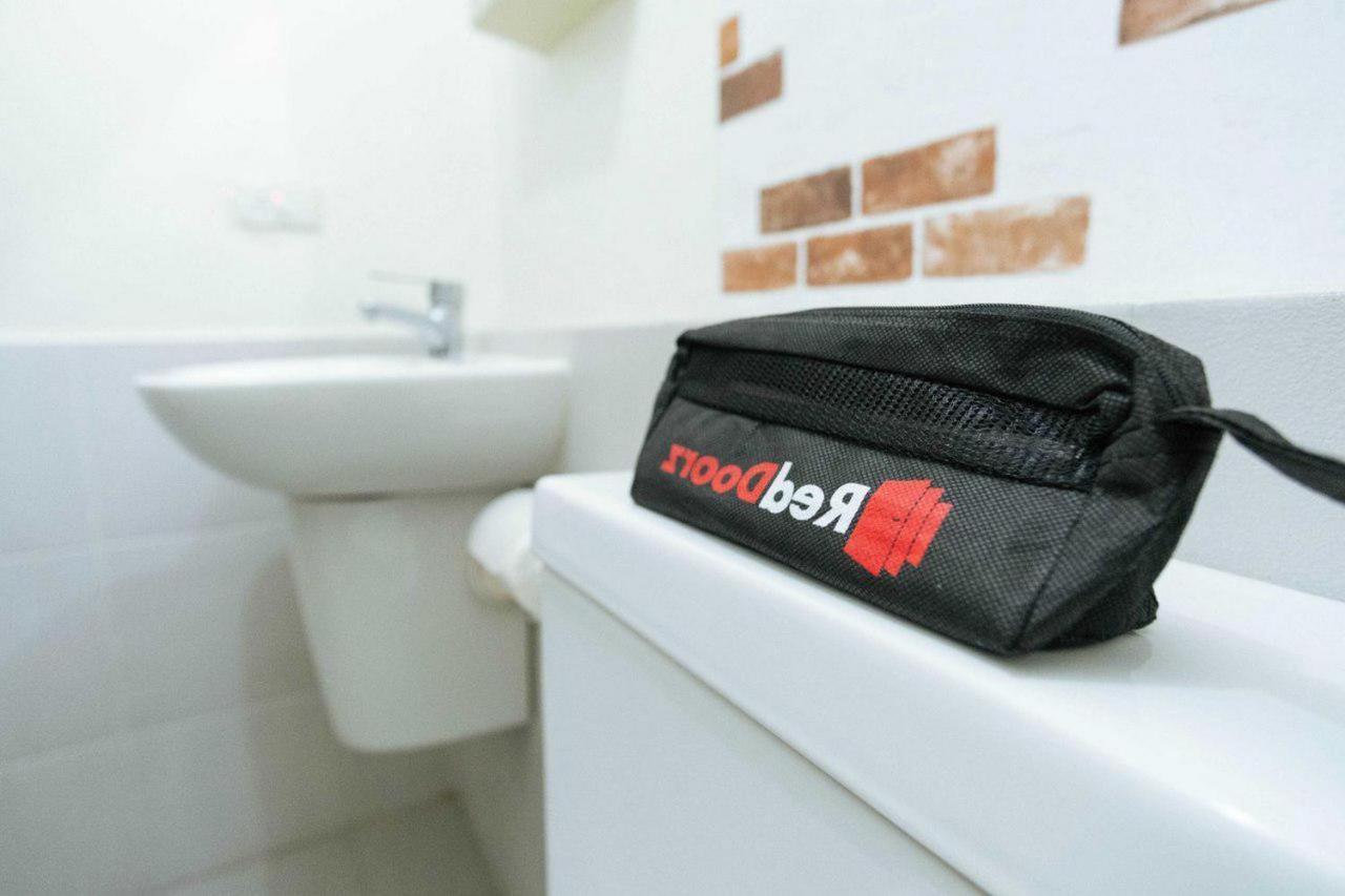 Hotel Reddoorz @ Taman Royal Tangerang Esterno foto