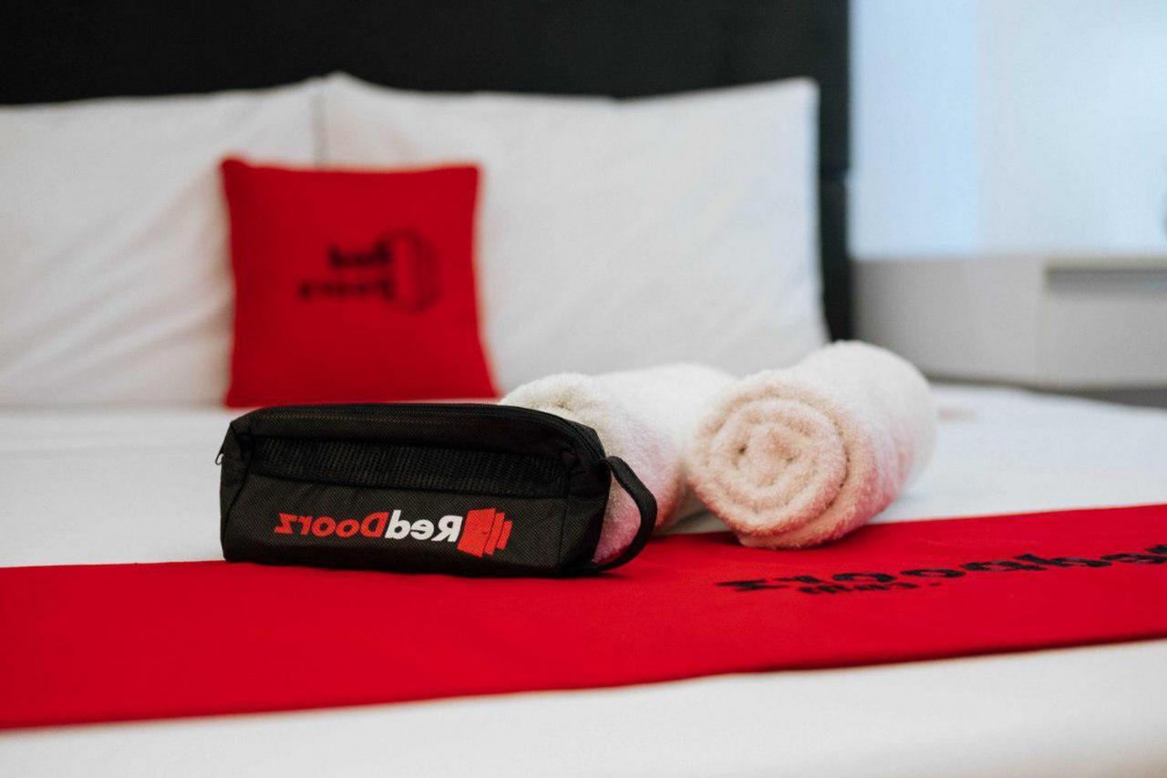 Hotel Reddoorz @ Taman Royal Tangerang Esterno foto